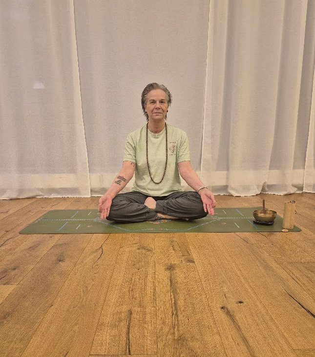 Shivanjali in Meditationshaltung im Yogaraum