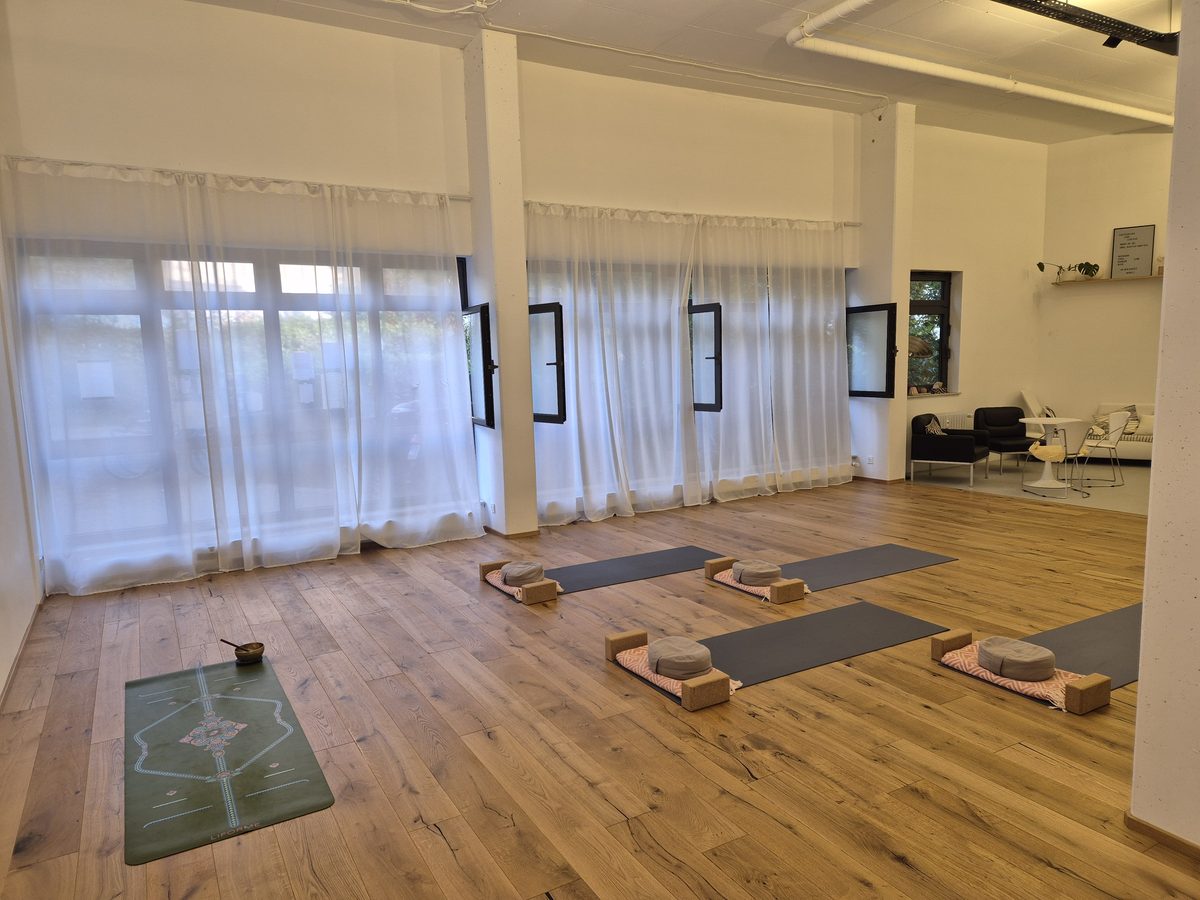 Der Yogaraum bei Shivanjali Hatha Yoga mit vorbereiteten Matten und Kissen